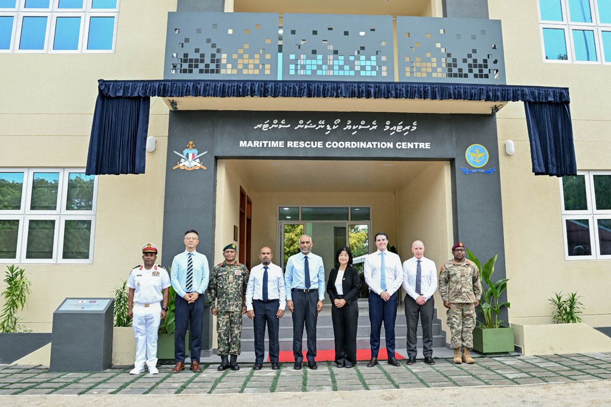 MoDmv's tweet photo. އެމްއެންޑީއެފް ކޯސްޓްގާޑުގެ މެރިޓައިމް ރެސްކިޔު ކޯޑިނޭޝަން ސެންޓަރ (އެމްއާރުސީސީ)ގެ އައު އިމާރާތް، ރައީސުލްޖުމްހޫރިއްޔާ އަދި ސިފައިންގެ އެންމެ މަތީވެރިޔާ، ޑޮކްޓަރ މުޙައްމަދު މުޢިއްޒު މިއަދު ހުޅުއްވައިދެއްވައިފި.

އެކަމަށް ޓަކައި މިއަދު ހެނދުނު ވިލިމާލޭގައި ހުންނަ އެމްއާރުސީސީގައި ބޭއްވި ޚާއްޞަ ރަސްމިއްޔާތަށް ރައީސުލްޖުމްހޫރިއްޔާ އަދި ސިފައިންގެ އެންމެ މަތީ ވެރިޔާ ވަޑައިގަތުމުން، އެމަނިކުފާނަށް މަރުހަބާ ވިދާޅުވީ ދިފާޢީ އަދި ވަޠަނީ ޚިދުމަތާ ބެހޭ ވަޒީރު، އޮނަރަބަލް ޙަސަން ރަޝީދާއި، ޗީފް އޮފް ޑިފެންސް ފޯސް، މޭޖަރ ޖެނެރަލް އިބްރާހީމް ޙިލްމީ.

މި ރަސްމިއްޔާތުގައި، އެމްއާރުސީސީގެ އައު އިމާރާތުގެ ނަން ކަޝްފުކޮށްދެއްވީ ރައީސުލްޖުމްހޫރިއްޔާ އަދި ސިފައިންގެ އެންމެ މަތީވެރިޔާ، ޑޮކްޓަރ މުޙައްމަދު މުޢިއްޒު. ރައީސުލްޖުމްހޫރިއްޔ�� ވަނީ "އެމްއާރުސީސީ އޮޕްސްރޫމް" ބައްލަވާލައްވައި، ސެންޓަރުގެ އޮޕަރޭޝަނަލް ޤާބިލުކަމާއި ވަސީލަތްތައް ބައްލަވާލައްވާފައި. އަދި މި ރަސްމިއްޔާތުގައި  އެމްއާރުސީސީ އިމާރާތުގެ ގޯތިތެރޭގައި ރައީސުލްޖުމްހޫރިއްޔާ ވަނީ ގަހެއް އިންދަވައިދެއްވާފައި.

މިއަދު ހުޅުއްވައިދެއްވި މި އިމާރާތަކީ، ޖަޕާނު ސަރުކާރުގެ ދީލަތި އެހީތެރިކަމާ އެކު 2022ވަނަ އަހަރު ބިންގާ އަޅައި، ޔުނައިޓެޑް ނޭޝަންސް އޮފީސް އޮން ޑްރަކްސް އެންޑް ކްރައިމް (ޔޫއެންއޯޑީސީ)އިން ވިލަރެސްކޮށްގެން ބިނާކުރި އިމާރާތެއް. އަދި މި އިމާރާތުން ދެވޭ ޚިދުމަތްތަކަށް ބޭނުންވާ އާލާތްތަކާއި ވަސީލަތްތައް ގާއިމްކުރުމަށް އޮސްޓްރޭލިޔާ ސަރުކާރުން ވަނީ އެހީތެރިކަން ފޯރުކޮށްދީފައި.

@MNDF_Official