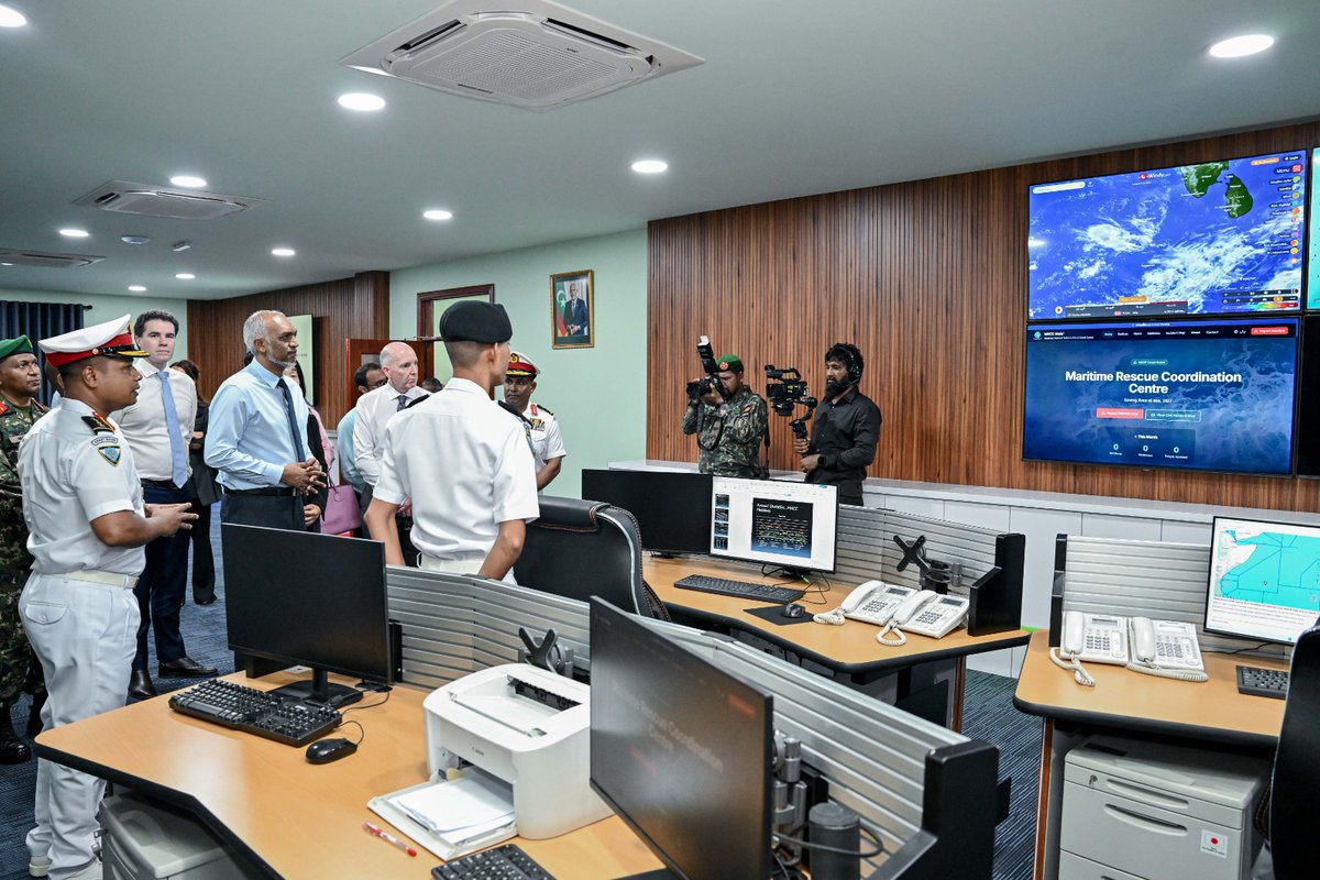 MoDmv's tweet photo. އެމްއެންޑީއެފް ކޯސްޓްގާޑުގެ މެރިޓައިމް ރެސްކިޔު ކޯޑިނޭޝަން ސެންޓަރ (އެމްއާރުސީސީ)ގެ އައު އިމާރާތް، ރައީސުލްޖުމްހޫރިއްޔާ އަދި ސިފައިންގެ އެންމެ މަތީވެރިޔާ، ޑޮކްޓަރ މުޙައްމަދު މުޢިއްޒު މިއަދު ހުޅުއްވައިދެއްވައިފި.

އެކަމަށް ޓަކައި މިއަދު ހެނދުނު ވިލިމާލޭގައި ހުންނަ އެމްއާރުސީސީގައި ބޭއްވި ޚާއްޞަ ރަސްމިއްޔާތަށް ރައީސުލްޖުމްހޫރިއްޔާ އަދި ސިފައިންގެ އެންމެ މަތީ ވެރިޔާ ވަޑައިގަތުމުން، އެމަނިކުފާނަށް މަރުހަބާ ވިދާޅުވީ ދިފާޢީ އަދި ވަޠަނީ ޚިދުމަތާ ބެހޭ ވަޒީރު، އޮނަރަބަލް ޙަސަން ރަޝީދާއި، ޗީފް އޮފް ޑިފެންސް ފޯސް، މޭޖަރ ޖެނެރަލް އިބްރާހީމް ޙިލްމީ.

މި ރަސްމިއްޔާތުގައި، އެމްއާރުސީސީގެ އައު އިމާރާތުގެ ނަން ކަޝްފުކޮށްދެއްވީ ރައީސުލްޖުމްހޫރިއްޔާ އަދި ސިފައިންގެ އެންމެ މަތީވެރިޔާ، ޑޮކްޓަރ މުޙައްމަދު މުޢިއްޒު. ރައީސުލްޖުމްހޫރިއްޔ�� ވަނީ "އެމްއާރުސީސީ އޮޕްސްރޫމް" ބައްލަވާލައްވައި، ސެންޓަރުގެ އޮޕަރޭޝަނަލް ޤާބިލުކަމާއި ވަސީލަތްތައް ބައްލަވާލައްވާފައި. އަދި މި ރަސްމިއްޔާތުގައި  އެމްއާރުސީސީ އިމާރާތުގެ ގޯތިތެރޭގައި ރައީސުލްޖުމްހޫރިއްޔާ ވަނީ ގަހެއް އިންދަވައިދެއްވާފައި.

މިއަދު ހުޅުއްވައިދެއްވި މި އިމާރާތަކީ، ޖަޕާނު ސަރުކާރުގެ ދީލަތި އެހީތެރިކަމާ އެކު 2022ވަނަ އަހަރު ބިންގާ އަޅައި، ޔުނައިޓެޑް ނޭޝަންސް އޮފީސް އޮން ޑްރަކްސް އެންޑް ކްރައިމް (ޔޫއެންއޯޑީސީ)އިން ވިލަރެސްކޮށްގެން ބިނާކުރި އިމާރާތެއް. އަދި މި އިމާރާތުން ދެވޭ ޚިދުމަތްތަކަށް ބޭނުންވާ އާލާތްތަކާއި ވަސީލަތްތައް ގާއިމްކުރުމަށް އޮސްޓްރޭލިޔާ ސަރުކާރުން ވަނީ އެހީތެރިކަން ފޯރުކޮށްދީފައި.

@MNDF_Official