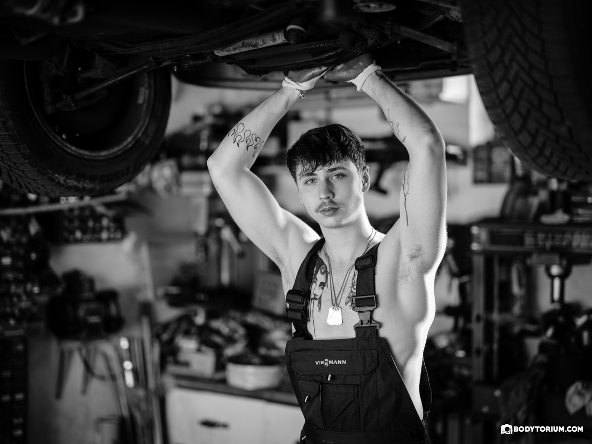 bodytorium's tweet photo. Jakub 🛹⚙️
A few more shots from the garage session with skater boy and car mechanic Jakub...

#MaleNude #NudeArt #NudePhotography https://t.co/82xgCBnB2k