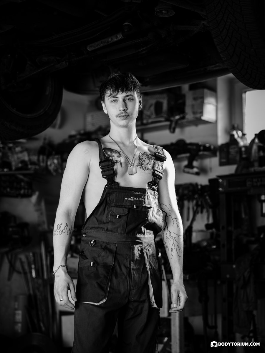 bodytorium's tweet photo. Jakub 🛹⚙️
A few more shots from the garage session with skater boy and car mechanic Jakub...

#MaleNude #NudeArt #NudePhotography https://t.co/82xgCBnB2k