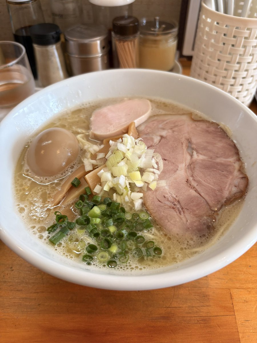 Bahba0923Boh's tweet photo. 鶏塩白湯ラーメン🧂🍜

鶏と豚の素敵なマリアージュ🐷🐔
このチャーシュー丼まじ飲み物で発売されて欲しい😍 https://t.co/s6h6Xp1mr6