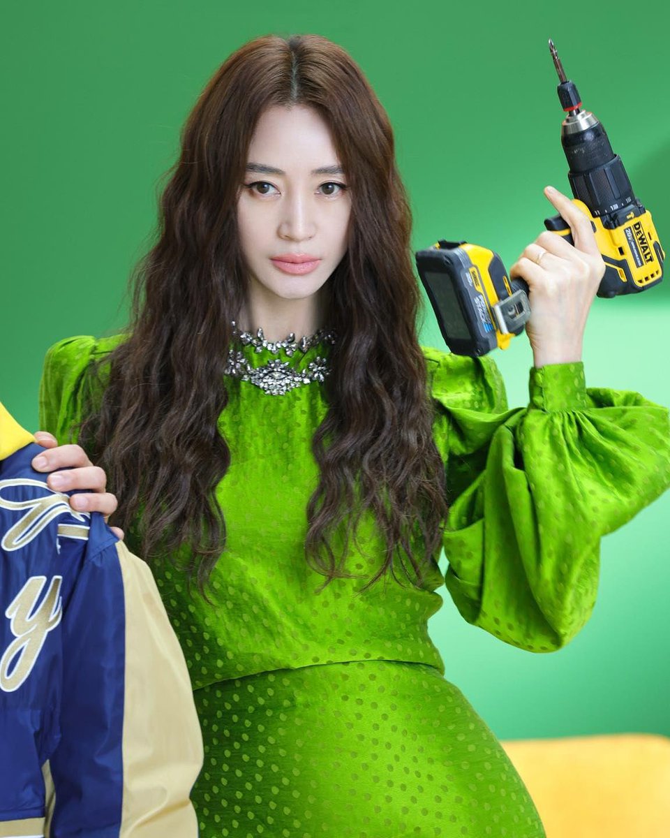 Gale_T22's tweet photo. กระจกที่บ้านเอาอยู่ได้ไงเนี่ย สวยตาแตกเว���ร์สวยแบบวาสนาของคนทั้งโลก🙌🏻💚🤍👑

#지금불륜이문제가아닙니다  

🖇️Cr.hoduent
#คิมฮเยซู #kimhyesoo #김혜수 https://t.co/dv2VaHl7TU