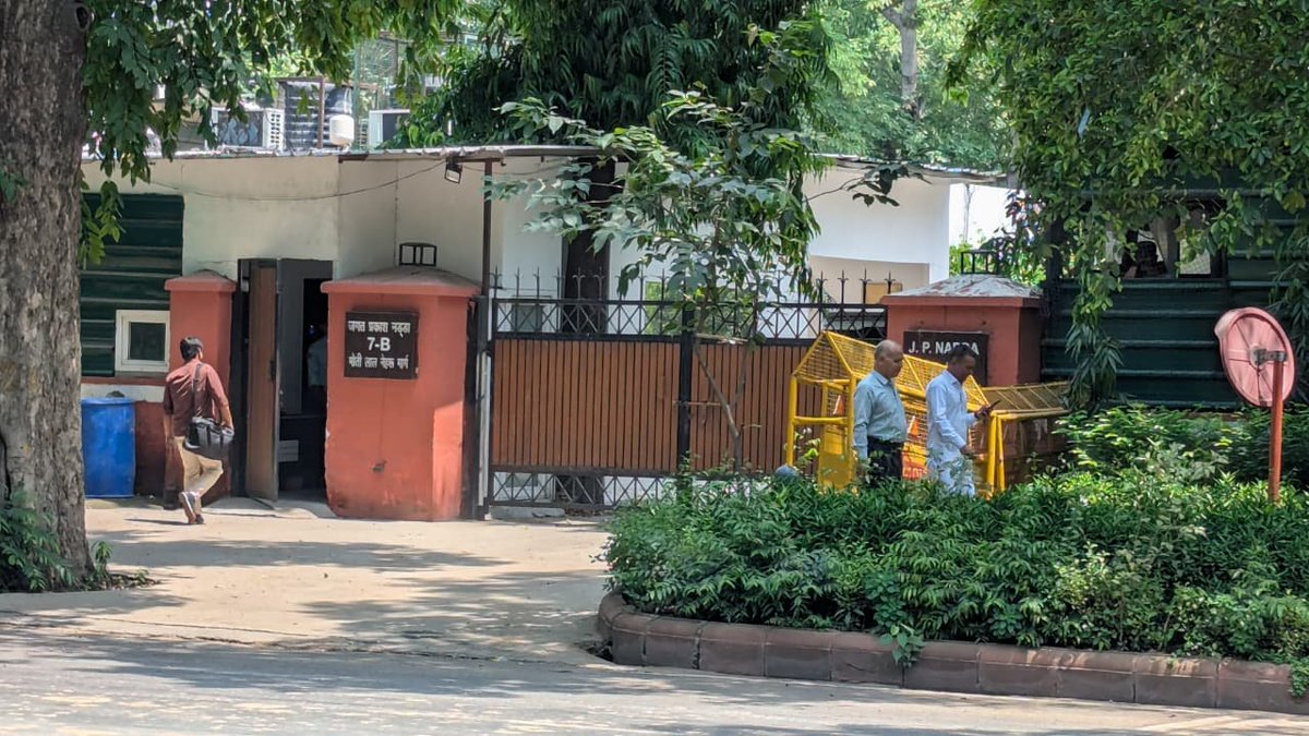 bisoi_om's tweet photo. आदरणीय चिकित्सा मंत्री @JPNadda जी आपसे मिलकर अपनी बात रखने के लिए नर्सिंग छात्र और उनके प्रतिनिधि आपके आवास पर आए हुए हैं। पिछले वर्षों में कई बार हमने "आज ही के दिन लागू हुए 80:20 काले कानून" का विरोध दर्ज कराया लेकिन कभी कोई Reply तक नहीं आया।
#blackdaynurses
#Save_male_nurses https://t.co/470sYOAghs