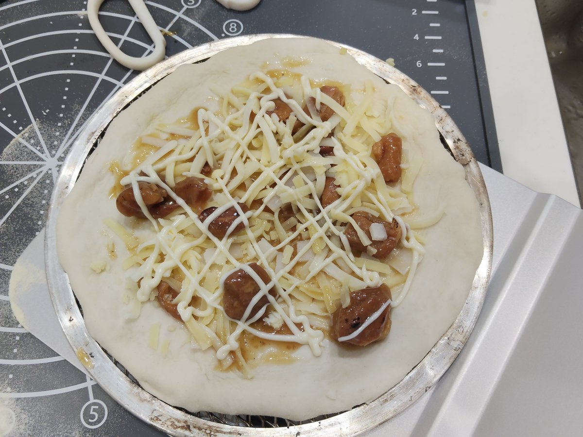 1124hal1124's tweet photo. 布袋の焼き鳥缶詰ピザ https://t.co/CxEQuTduHp