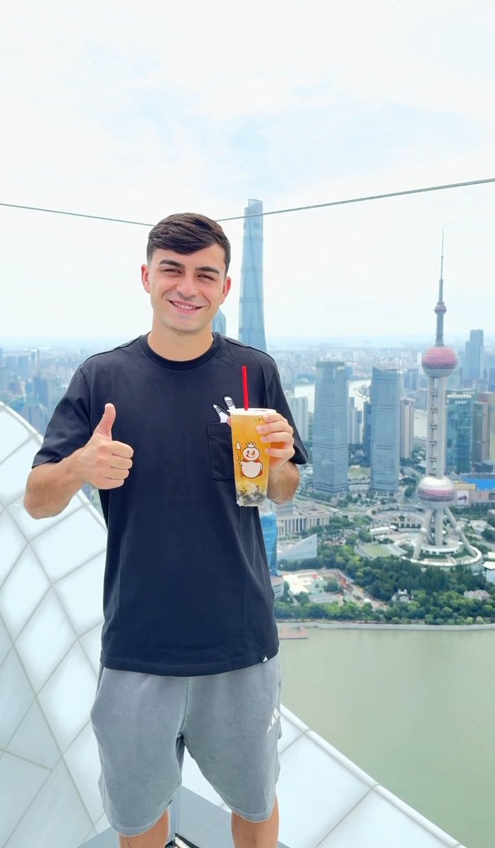 barcastuff_idn's tweet photo. Pedri lagi minum Mixue guys 😅 https://t.co/As9R0EbYfd