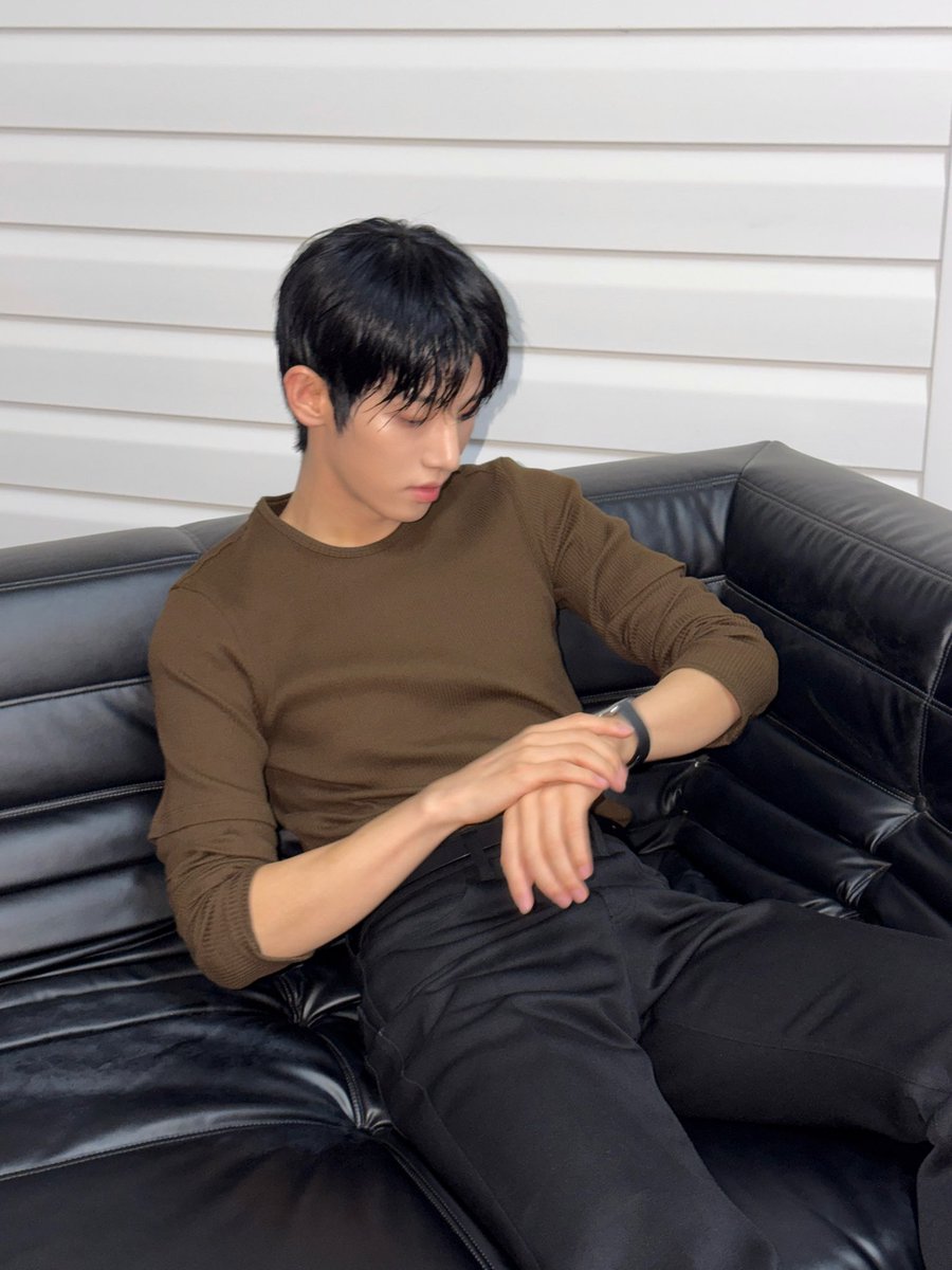 ZyooLing's tweet photo. 朴时宇你继续……
我家明珠太会勾引人了，我现在就像4399电眼美女小游戏里的，被迷的跟在明珠后面目眩神迷得飞呀，好幸福呀😻 https://t.co/FAQpEXxULZ