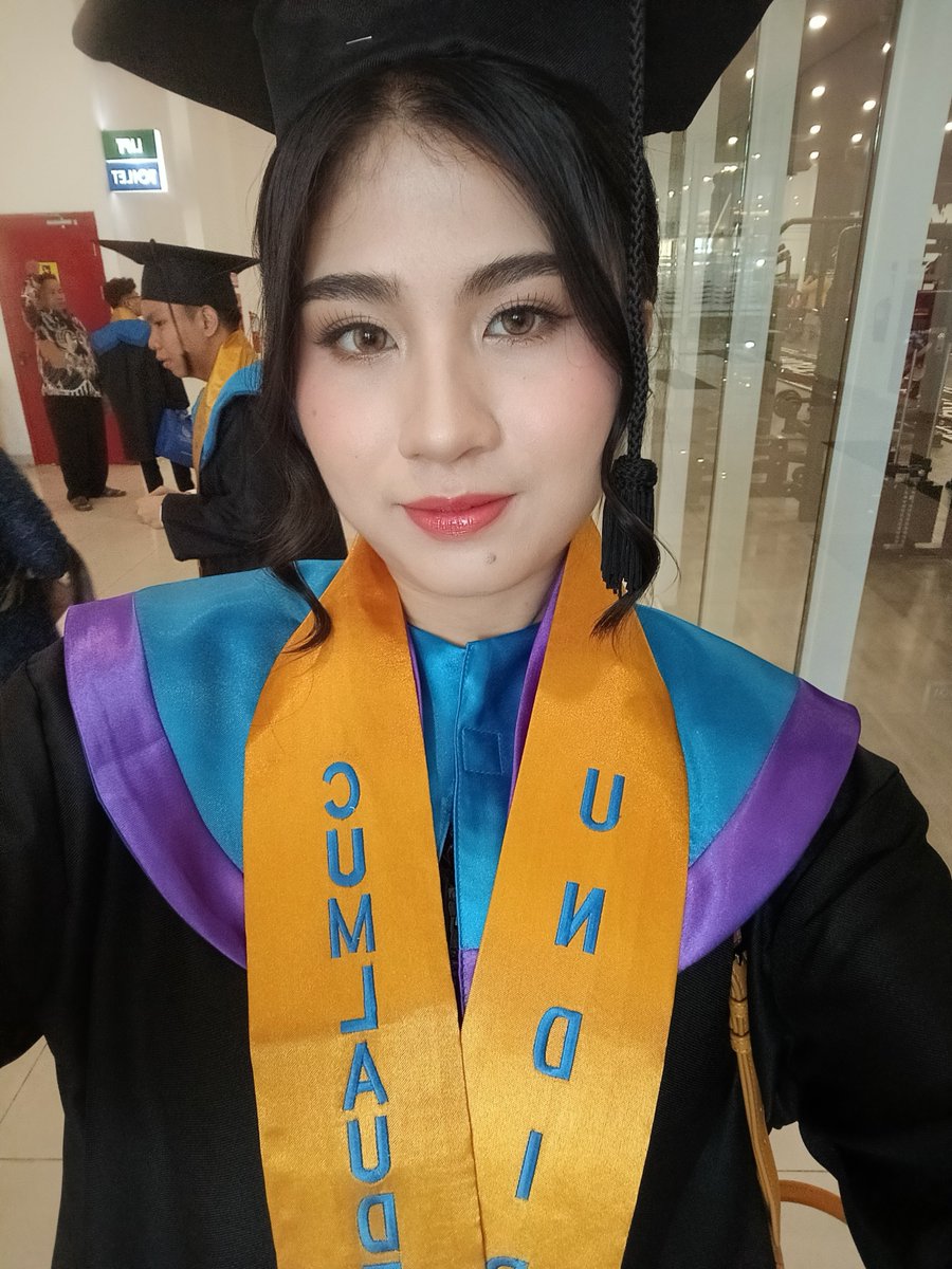 V_Jesslyn's tweet photo. graduated on a busy monday https://t.co/2dlGKLNcvp
