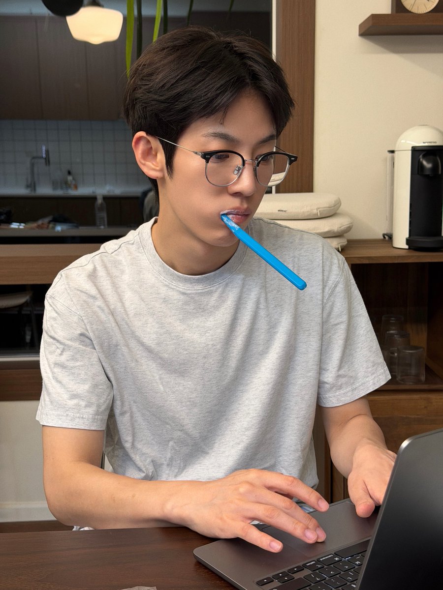 iyeltobeli's tweet photo. menul ini memang paket lengkap.. cutie bisa, manly bisa, nerd boy bisa, cyentil bisaaa, sexy?? BHAP lihatlah badan smlehoy itu ndul 😮‍💨💗 

i love you park siwoo, aku mau nggak sama kamu? https://t.co/tep1BjpMzX