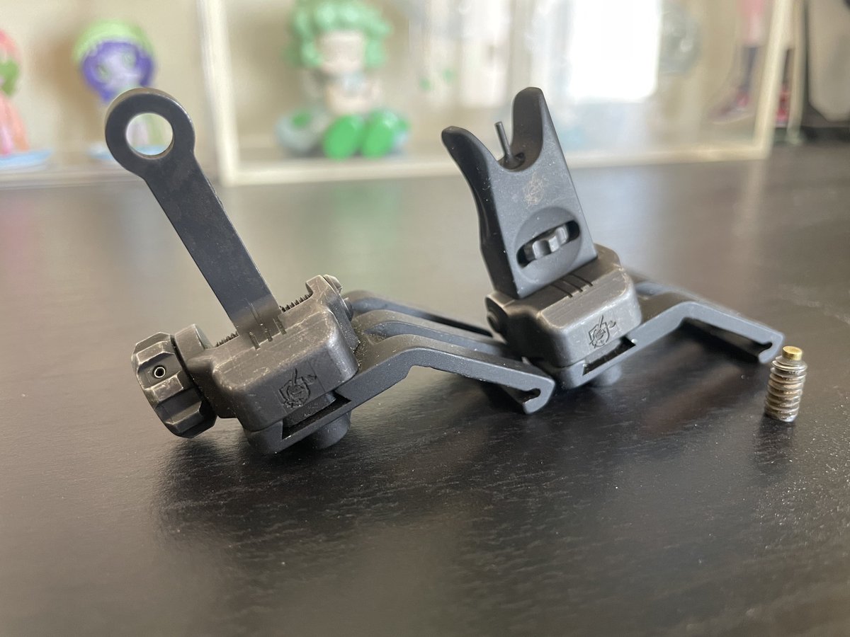 Fuguri_Operator's tweet photo. #ミリタリー物販 
実物　Unity Tactical TAPs スタンダード
¥20000

実物　KAC 45 オフセットサイト300m
¥80000 イモネジ1欠
送別3N

現役JPRの方は送料込みで¥-5000させて頂きます。
リポストお願い致します。 https://t.co/CxeQyQQ0ga