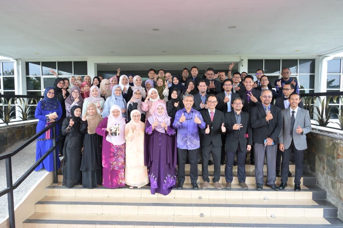 ukm_my's tweet photo. 𝐈𝐍𝐁𝐈𝐎𝐒𝐈𝐒 𝐀𝐧𝐣𝐮𝐫 𝐌𝐀𝐆𝐈𝐒 𝟐𝟎𝟐𝟔, 𝐑𝐚𝐢𝐤𝐚𝐧 𝐊𝐞𝐜𝐞𝐦𝐞𝐫𝐥𝐚𝐧𝐠𝐚𝐧 𝐖𝐚𝐫𝐠𝐚 𝐈𝐧𝐬𝐭𝐢𝐭𝐮𝐭

Institut Biologi Sistem (INBIOSIS), Universiti Kebangsaan Malaysia (UKM) menganjurkan Majlis Apresiasi Gemilang INBIOSIS (MAGIS) 2026 di Kelab Golf Danau UKM sebagai tanda penghargaan terhadap komitmen dan pencapaian cemerlang warga institut dalam memperkukuh kecemerlangan penyelidikan, inovasi dan perkhidmatan.

Majlis tersebut telah dirasmikan oleh Timbalan Naib Canselor Hal Ehwal Penyelidikan dan Inovasi Prof. Dr. Ismanizan Ismail. Kehadiran beliau mencerminkan sokongan berterusan universiti terhadap usaha membudayakan kecemerlangan serta menghargai sumbangan warga institut dalam memperkukuh agenda penyelidikan UKM.

Majlis turut diserikan dengan kehadiran mantan Pengarah INBIOSIS, Prof. Emeritus Dr. Normah Mohd. Noor dan Prof. Dr. Zeti Azura Mohamed Hussein, yang telah banyak menyumbang kepada pembangunan dan kecemerlangan institut sepanjang tempoh kepimpinan mereka.

Dalam majlis tersebut, pelbagai anugerah telah disampaikan sebagai pengiktirafan kepada warga INBIOSIS yang menunjukkan prestasi cemerlang dalam bidang penyelidikan, inovasi, penerbitan, pengurusan serta perkhidmatan. Penghargaan turut diberikan kepada Jawatankuasa Pelaksana MAGIS 2026 atas komitmen dan dedikasi dalam menjayakan penganjuran majlis.

Pengarah INBIOSIS, Prof. Dr. Syarul Nataqain berkata penganjuran MAGIS 2026 diharapkan dapat terus menyuntik semangat warga institut untuk melakar lebih banyak kejayaan pada masa hadapan serta memperkukuh budaya kecemerlangan yang menjadi teras pembangunan INBIOSIS.

Penganjuran MAGIS 2026 ini juga diharapkan dapat terus menjadi pemangkin semangat warga INBIOSIS untuk menggapai lebih banyak kejayaan dan melakar kecemerlangan pada masa hadapan.

#Tekad57
#UniversitiKebangsaanMalaysia 
#ImanIlmuAmal
#UKM 
#UKMSharing