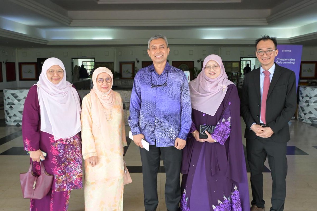 ukm_my's tweet photo. 𝐈𝐍𝐁𝐈𝐎𝐒𝐈𝐒 𝐀𝐧𝐣𝐮𝐫 𝐌𝐀𝐆𝐈𝐒 𝟐𝟎𝟐𝟔, 𝐑𝐚𝐢𝐤𝐚𝐧 𝐊𝐞𝐜𝐞𝐦𝐞𝐫𝐥𝐚𝐧𝐠𝐚𝐧 𝐖𝐚𝐫𝐠𝐚 𝐈𝐧𝐬𝐭𝐢𝐭𝐮𝐭

Institut Biologi Sistem (INBIOSIS), Universiti Kebangsaan Malaysia (UKM) menganjurkan Majlis Apresiasi Gemilang INBIOSIS (MAGIS) 2026 di Kelab Golf Danau UKM sebagai tanda penghargaan terhadap komitmen dan pencapaian cemerlang warga institut dalam memperkukuh kecemerlangan penyelidikan, inovasi dan perkhidmatan.

Majlis tersebut telah dirasmikan oleh Timbalan Naib Canselor Hal Ehwal Penyelidikan dan Inovasi Prof. Dr. Ismanizan Ismail. Kehadiran beliau mencerminkan sokongan berterusan universiti terhadap usaha membudayakan kecemerlangan serta menghargai sumbangan warga institut dalam memperkukuh agenda penyelidikan UKM.

Majlis turut diserikan dengan kehadiran mantan Pengarah INBIOSIS, Prof. Emeritus Dr. Normah Mohd. Noor dan Prof. Dr. Zeti Azura Mohamed Hussein, yang telah banyak menyumbang kepada pembangunan dan kecemerlangan institut sepanjang tempoh kepimpinan mereka.

Dalam majlis tersebut, pelbagai anugerah telah disampaikan sebagai pengiktirafan kepada warga INBIOSIS yang menunjukkan prestasi cemerlang dalam bidang penyelidikan, inovasi, penerbitan, pengurusan serta perkhidmatan. Penghargaan turut diberikan kepada Jawatankuasa Pelaksana MAGIS 2026 atas komitmen dan dedikasi dalam menjayakan penganjuran majlis.

Pengarah INBIOSIS, Prof. Dr. Syarul Nataqain berkata penganjuran MAGIS 2026 diharapkan dapat terus menyuntik semangat warga institut untuk melakar lebih banyak kejayaan pada masa hadapan serta memperkukuh budaya kecemerlangan yang menjadi teras pembangunan INBIOSIS.

Penganjuran MAGIS 2026 ini juga diharapkan dapat terus menjadi pemangkin semangat warga INBIOSIS untuk menggapai lebih banyak kejayaan dan melakar kecemerlangan pada masa hadapan.

#Tekad57
#UniversitiKebangsaanMalaysia 
#ImanIlmuAmal
#UKM 
#UKMSharing