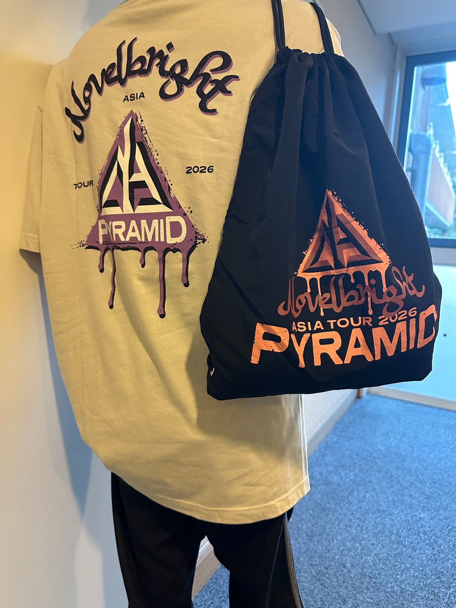 NOVELCITY_jp's tweet photo. Novelbright ASIA TOUR 2026
〜PYRAMID〜

GOODS -Sojiro ver.-
@So_Nb_Gt 
 
※XLサイズ着用 https://t.co/hjWm4v8r7C