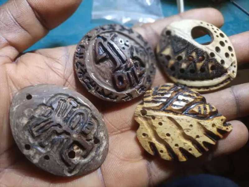 OsitaAmakeze's tweet photo. There was a time I created with little or no modern equipment—just my hands, few tools, and imagination.

Watching this video brought back those memories, so I'm sharing a few of my coconut shell artworks as well. Creativity doesn't wait for perfect tools; it finds a way.

I sincerely hope every talented person out there is seen, supported, and patronized. 🎨❤️

See more of my works: https://t.co/jVtIy8vP9l

#Art #Creativity #Handmade #CoconutShellArt #SupportArtists