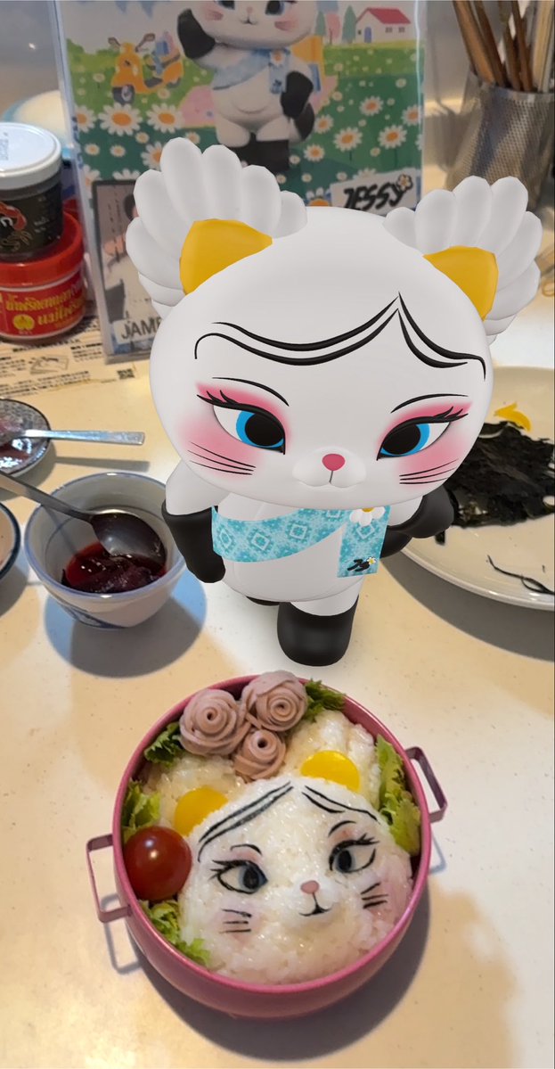 shokokoko's tweet photo. Jessy弁当、家にあるものだけで作るしかなかったから魚肉ソーセージ（こんなんできるんだ🌹）とセロリの葉っぱ🌱w https://t.co/9wmwQGpEtr