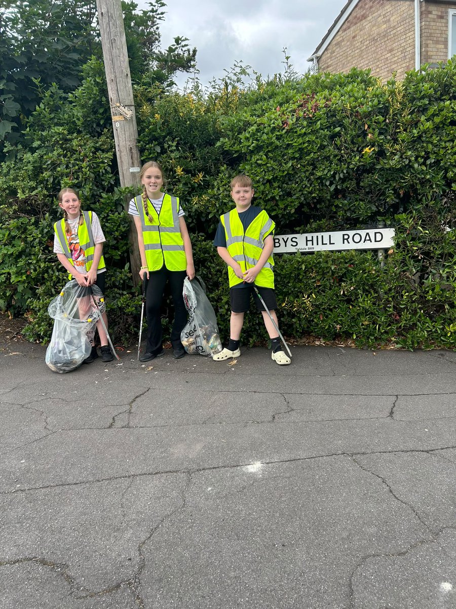 Litterwatch1's tweet photo. Today’s stars? ⭐ 

Our volunteers, of course! Thank you to Julie, Chloe, Callum &amp; Angel for making such a positive impact….and look, their little doggie is also helping sniff out the litter in Tividale 🐶

#litterwatch #teenagerlife #thankyou https://t.co/GweWayZGR6