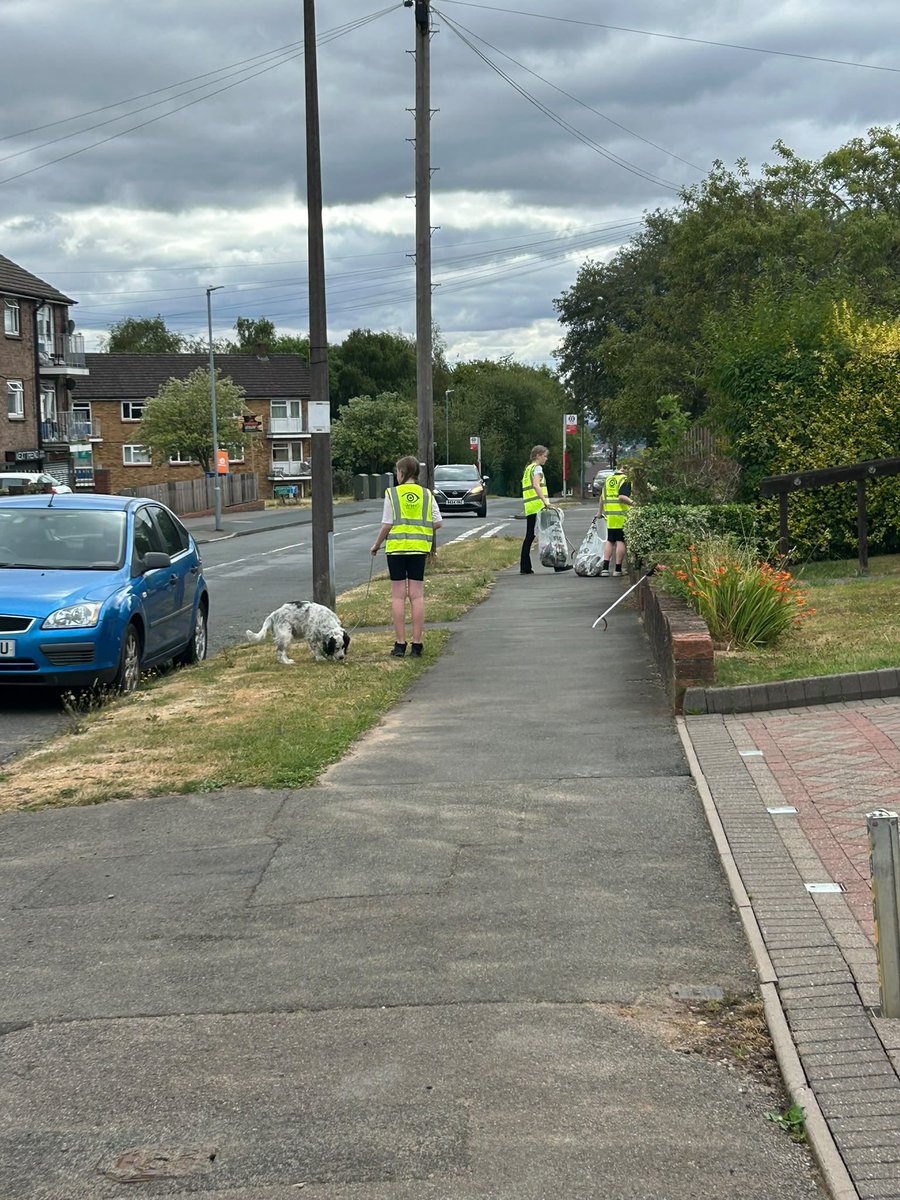 Litterwatch1's tweet photo. Today’s stars? ⭐ 

Our volunteers, of course! Thank you to Julie, Chloe, Callum &amp; Angel for making such a positive impact….and look, their little doggie is also helping sniff out the litter in Tividale 🐶

#litterwatch #teenagerlife #thankyou https://t.co/GweWayZGR6