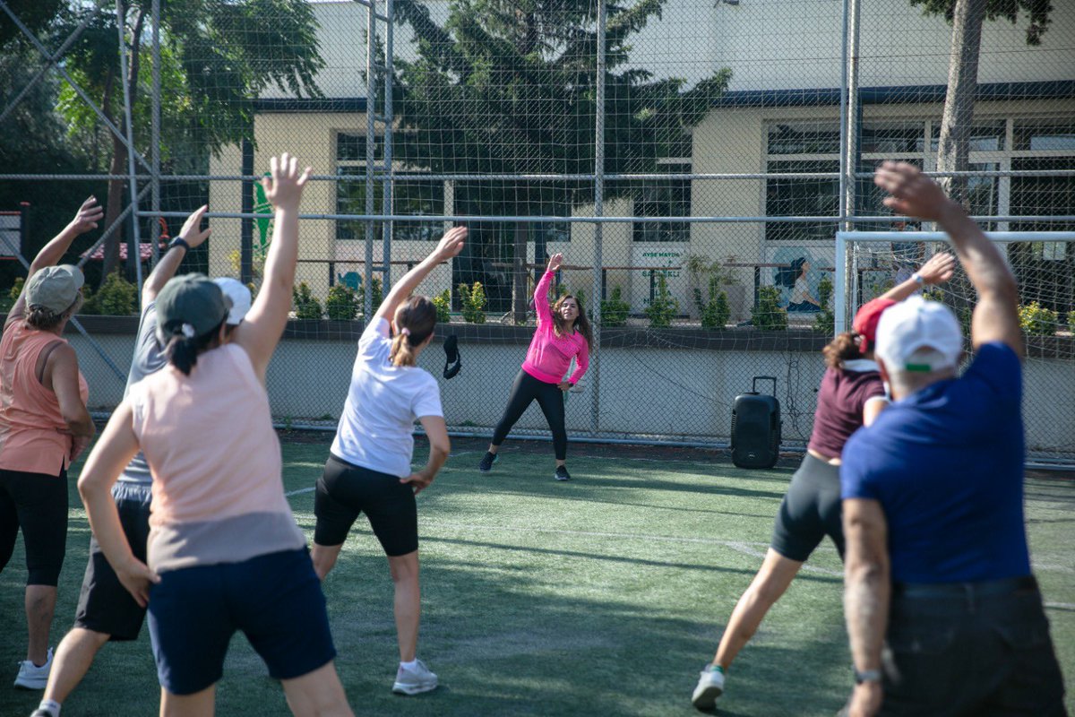 Ayseakinresmi's tweet photo. Müziğin ritmi, sporun enerjisi ve Güzelbahçe’nin coşkusu aynı sahada buluştu! 💃🕺

Zumba etkinliğimizde komşularımızla birlikte hareket ettik, eğlendik ve güne sağlık dolu bir başlangıç yaptık. Her yaştan katılımcımızın enerjisiyle renklenen etkinliğimizde, sporun birleştirici gücünü bir kez daha hissettik.

Sağlıklı, aktif ve keyifli bir Güzelbahçe için etkinliklerimize devam edeceğiz. Katılım sağlayan tüm komşularımıza teşekkür ediyoruz