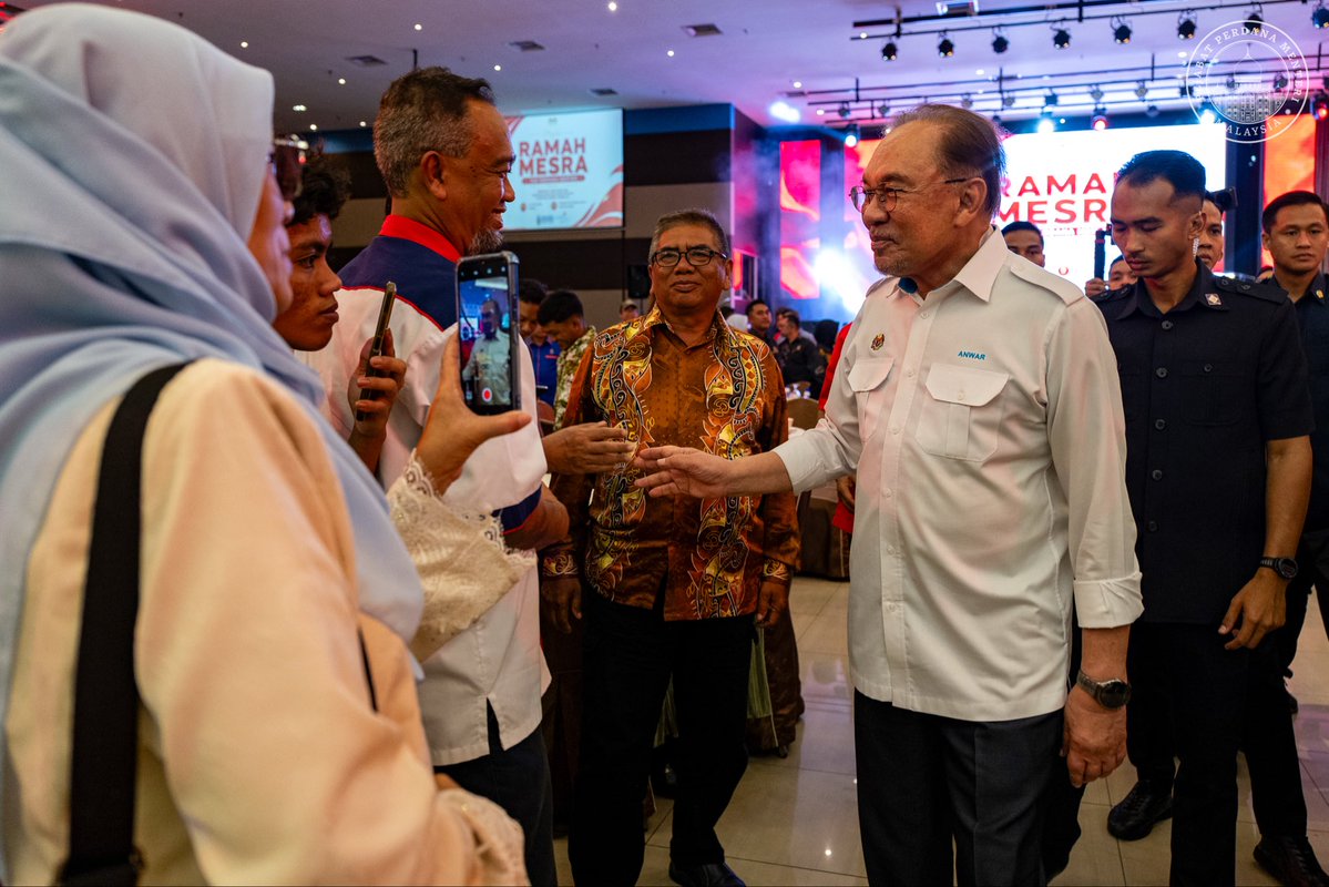 anwaribrahim's tweet photo. Saya seterusnya luang waktu bersama-sama Jawatankuasa Pembangunan dan Keselamatan Kampung (JPKK) Negeri Sembilan di Lukut, Port Dickson.

Saya titipkan pesanan bahawa amanah memimpin bukanlah ruang untuk mengejar kemewahan atau terpukau dengan godaan kuasa dan kekayaan yang akhirnya menjerat sehingga melahirkan budaya sakau-menyakau.

Keutamaan kita adalah untuk terus membina kepimpinan yang berintegriti, mengangkat tatakelola yang baik, menjunjung prinsip bersih dan telus, serta kekal tawaduk dalam menggalas amanah berkhidmat kepada rakyat.

Saya turut menekankan bahawa sinergi yang kukuh antara JPKK dan pimpinan negeri amat penting bagi memastikan setiap dasar serta ikhtiar pembangunan dapat dilaksanakan dengan berkesan dan benar-benar memberi manfaat kepada rakyat. 

Mudah-mudahan segala ikhtiar baik yang telah dimulakan akan terus diperkukuh demi menjamin masa depan Negeri Sembilan yang lebih makmur, sejahtera dan berdaya saing, Insya-Allah.

#MalaysiaMADANI
#YakinMADANI