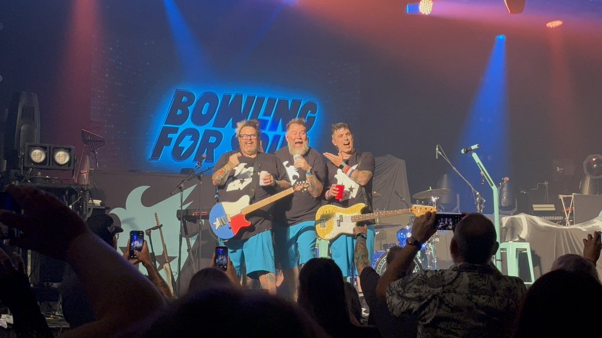 viphernelia's tweet photo. picture time :) #bowlingforsoup https://t.co/6a3knWNsX4