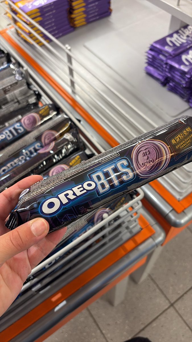 Smolly89's tweet photo. The BTS Oreo’s at my supermarket in the Netherlands 💜 https://t.co/rwgOfWdtuI