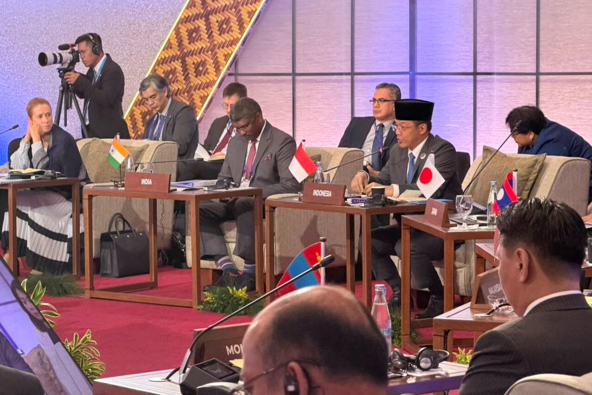 Kemlu_RI's tweet photo. Menteri Luar Negeri RI Sugiono mendorong revitalisasi ASEAN Regional Forum (ARF) agar lebih tanggap menghadapi ancaman keamanan yang terus berkembang, dengan tetap berpegang pada Sentralitas ASEAN (23/7).

Selengkapnya: https://t.co/K9N6pUXyCH https://t.co/fbVA5tajyA