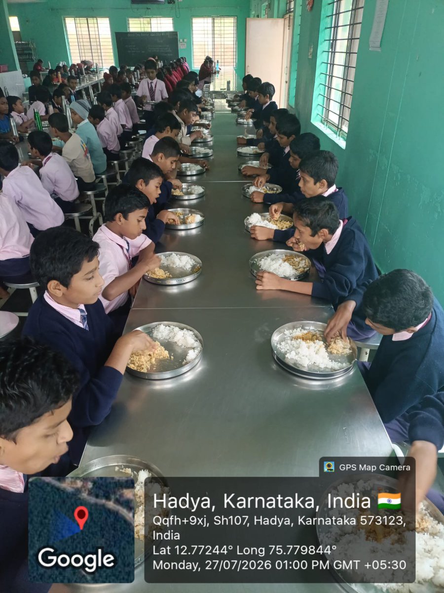 165Mdrs's tweet photo. MDRS 165 HETHUR 
27-07-26
Afternoon lunch 
#socialSocialAudit_SWDMeals 
#socialWelfare_department https://t.co/ZU74oIq08E