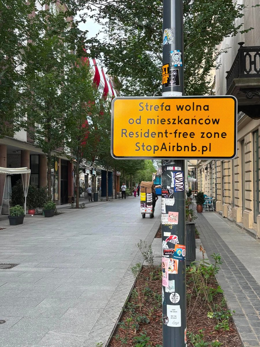 MiastoJestNasze's tweet photo. Przez najem krótkoterminowy centrum Warszawy staje się strefą wolną od mieszkańców i placem zabaw dla turystów. 

Mamy tego dość, dlatego umieściliśmy dzisiaj symboliczną tablicę zwracającą uwagę na ten problem. 

Uruchamiamy też stronę internetową "StopAirbnb" gdzie można zapoznać się z naszymi postulatami i kierować maile z wezwaniem do działania do posłów (link do strony w komentarzu)