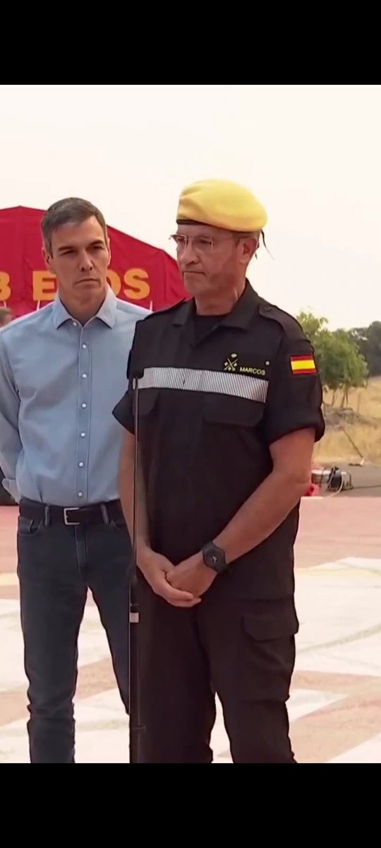 PuraVirtud's tweet photo. Este es el responsable de la UME. En un pais decente debería dar explicaciones a los vecinos de La Adrada, Santa María del Tiétar, Piedralaves, Sotillo de La Adrada y demás localidades afectadas por el incendio de Ávila en la que los vecinos se han visto solos frente al fuego. https://t.co/XkqngMlYCG
