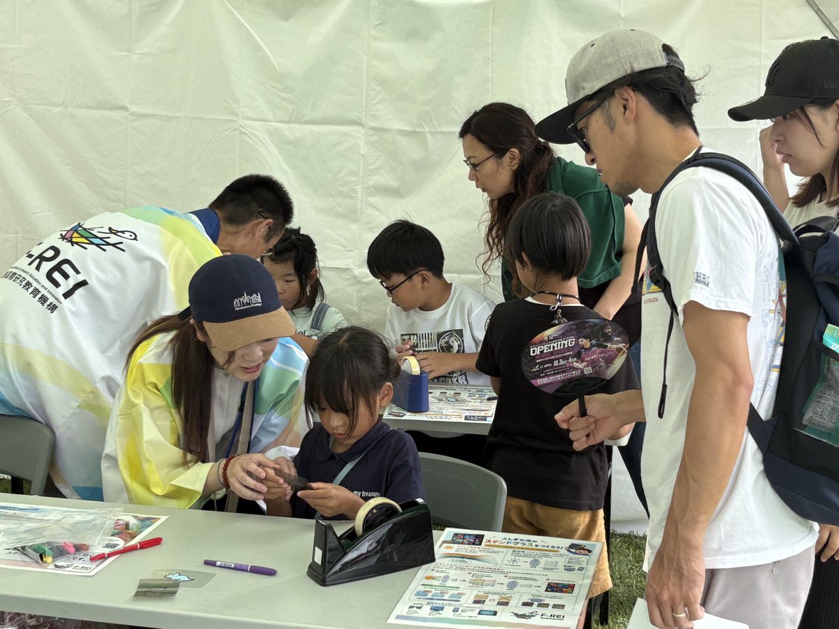FREI_officialjp's tweet photo. ＼🌻楢葉町サマーフェスティバルに出展しました！🌈／

7月25日(土)に開催された『楢葉町サマーフェスティバル』に、F-REIが初めてブースを出展しました😊

F-REIブースでは、偏光板を使ったステンドグラスづくりを実施✨
たくさんの方にご参加いただき、完成した作品を光にかざしながら、「きれい！」「色が変わった！」と楽しむ様子が見られました🌈

会場では、音楽ライブやさまざまな催しで終日にぎわい、笑顔あふれる一日となりました🎶

F-REIブースへお立ち寄りいただいた皆さま、ありがとうございました🙌

これからも地域の皆さまにF-REIの取組を身近に感じていただけるよう、さまざまなイベントに参加してまいります😊