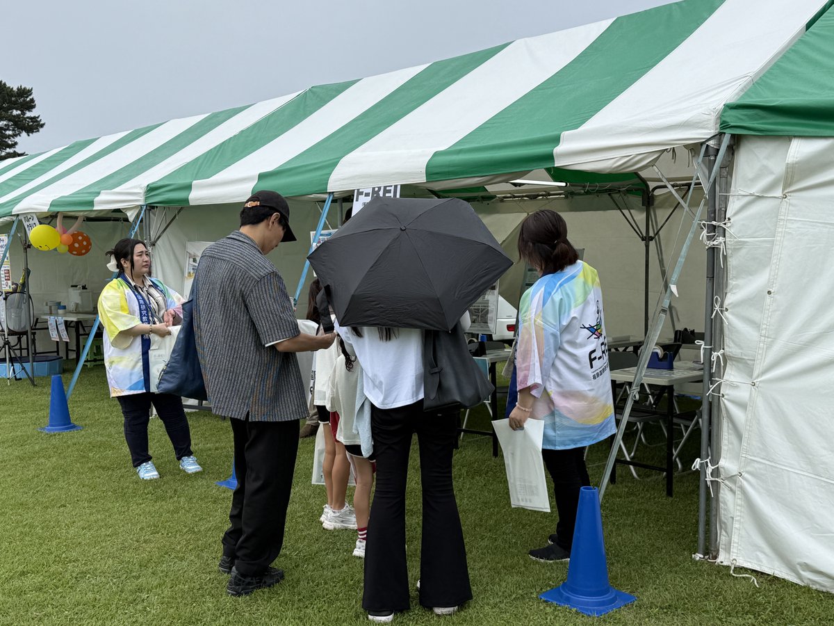 FREI_officialjp's tweet photo. ＼🌻楢葉町サマーフェスティバルに出展しました！🌈／

7月25日(土)に開催された『楢葉町サマーフェスティバル』に、F-REIが初めてブースを出展しました😊

F-REIブースでは、偏光板を使ったステンドグラスづくりを実施✨
たくさんの方にご参加いただき、完成した作品を光にかざしながら、「きれい！」「色が変わった！」と楽しむ様子が見られました🌈

会場では、音楽ライブやさまざまな催しで終日にぎわい、笑顔あふれる一日となりました🎶

F-REIブースへお立ち寄りいただいた皆さま、ありがとうございました🙌

これからも地域の皆さまにF-REIの取組を身近に感じていただけるよう、さまざまなイベントに参加してまいります😊