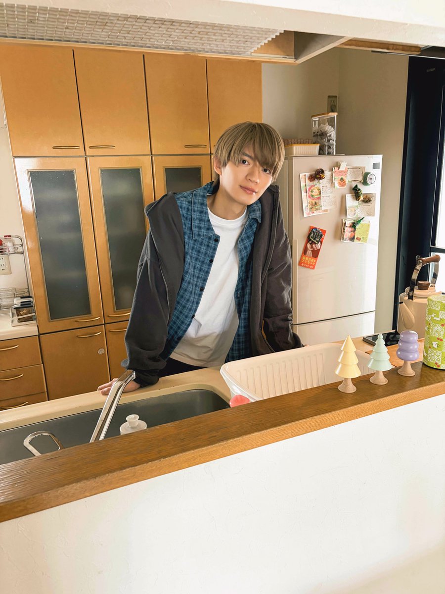 tx_doramanext's tweet photo. 🎬 𝑻𝑽𝒆𝒓にて【𝟏話〜𝟒話】見逃し配信中🌻
〔#君は夏のなか〕

📸︴オフショット

渉(#奥智哉)と電話をしていた
キッチンでの千晴(#杢代和人)をお届け🫧

𝑼-𝑵𝑬𝑿𝑻にて【第𝟓話】先行配信中📣
#ドラマ君夏 https://t.co/p6aHUfnkqD