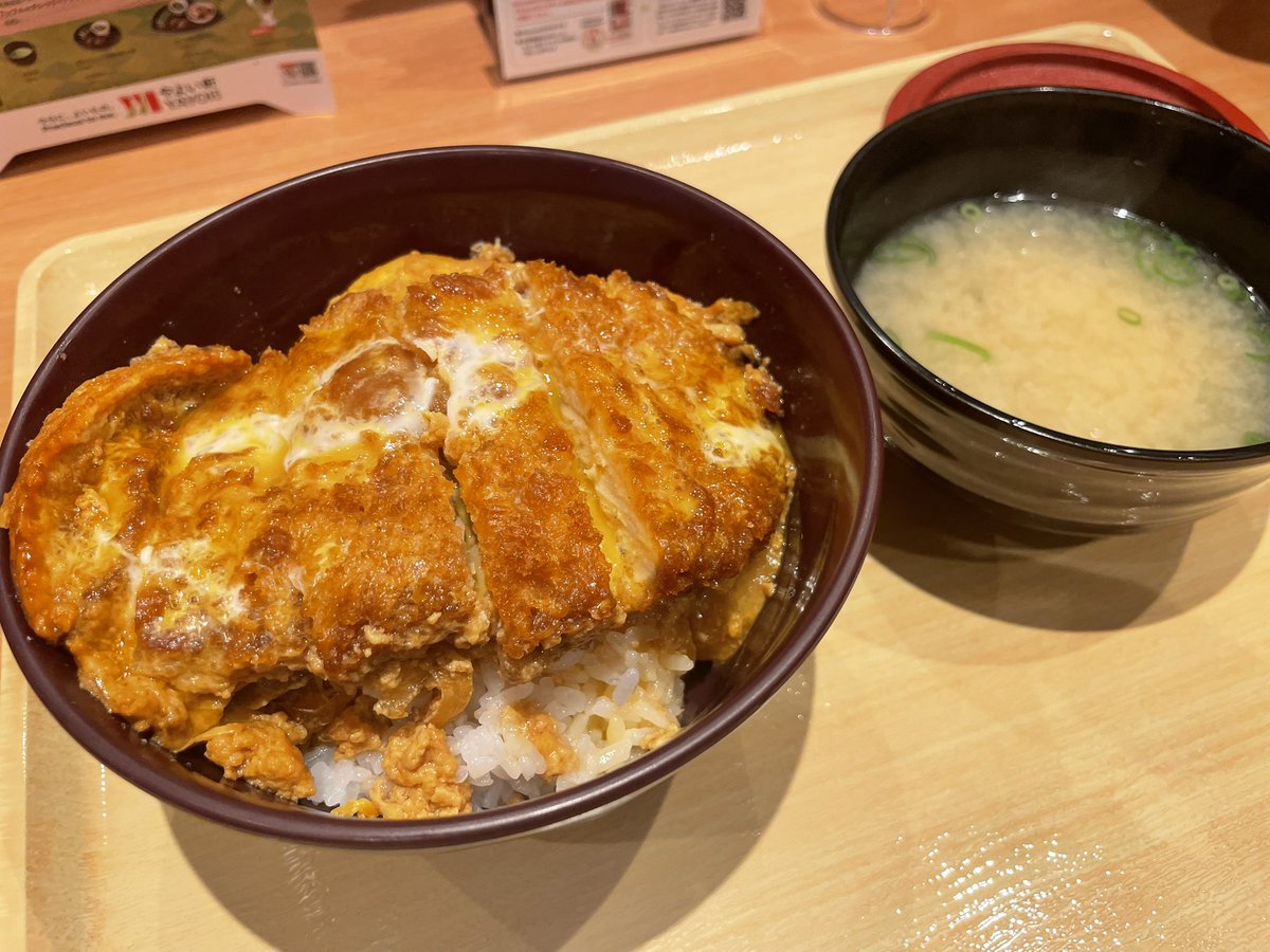 m_kase00's tweet photo. 最近のご飯φ(・ω・　)
焼きそば。
家ラーメン豚骨醤油。
カツ丼。
博多風龍ラーメン。 https://t.co/IdXdWZ9UV6