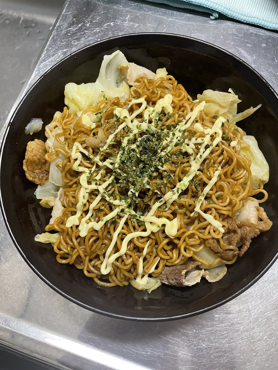 m_kase00's tweet photo. 最近のご飯φ(・ω・　)
焼きそば。
家ラーメン豚骨醤油。
カツ丼。
博多風龍ラーメン。 https://t.co/IdXdWZ9UV6