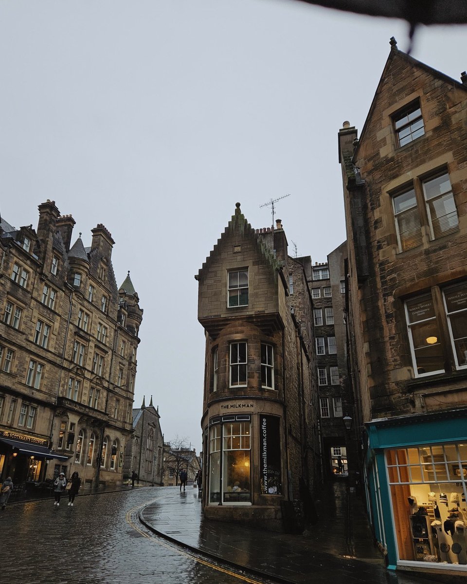 NaturalWorld515's tweet photo. Gloomy day in edinburgh https://t.co/UMYcfCETOv