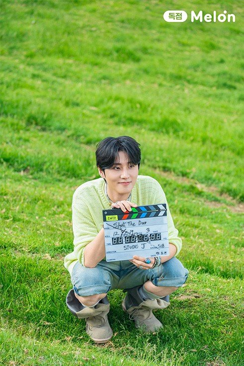 PIL_essay's tweet photo. 멜론 Young K (DAY6) 2nd Full Album 'Shut The Door' M/V 촬영 현장 비하인드 모음 #영케이 https://t.co/KbbHMkWGnv