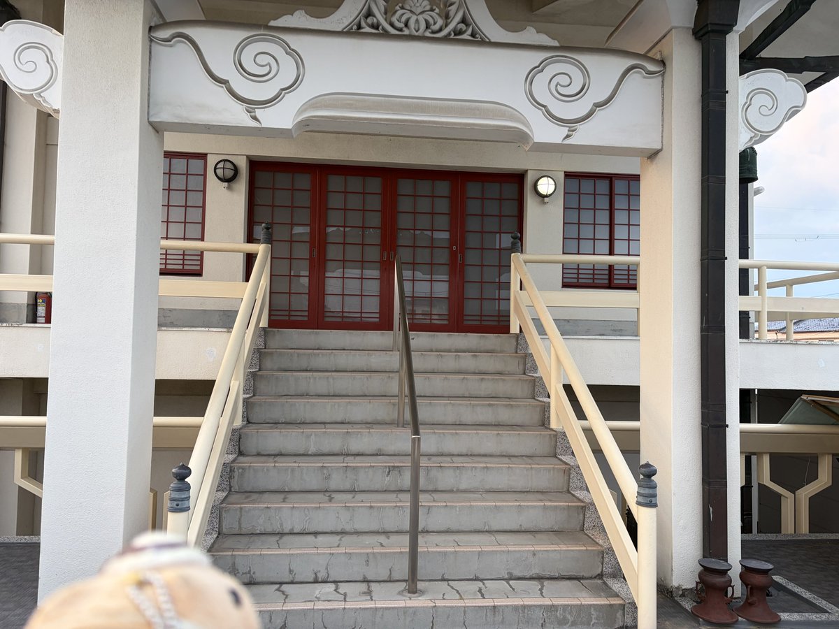 kapitamofu's tweet photo. 続き。お寺の方も見てきて下さいとお勧めされ帰りに参拝してきました。近くに二宮金次郎さんもいましたよ。見本で置いてあった御朱印も素敵でした。美味しくて素敵な時間を過ごしにた来ます。
#お出かけ隊 #カピバラさん #NIRVANACoffee #東大阪 #専正寺 #寺カフェ https://t.co/0jfF4A9Wbr