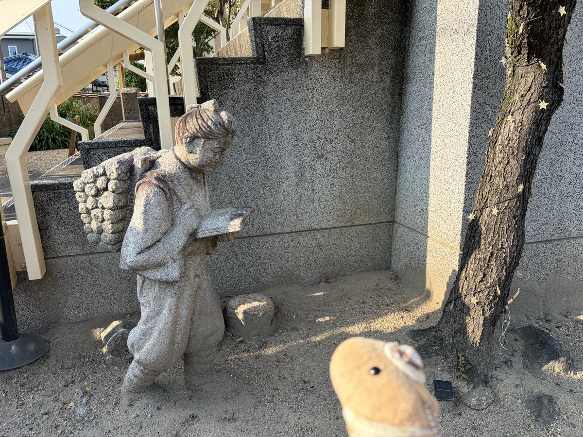kapitamofu's tweet photo. 続き。お寺の方も見てきて下さいとお勧めされ帰りに参拝してきました。近くに二宮金次郎さんもいましたよ。見本で置いてあった御朱印も素敵でした。美味しくて素敵な時間を過ごしにた来ます。
#お出かけ隊 #カピバラさん #NIRVANACoffee #東大阪 #専正寺 #寺カフェ https://t.co/0jfF4A9Wbr