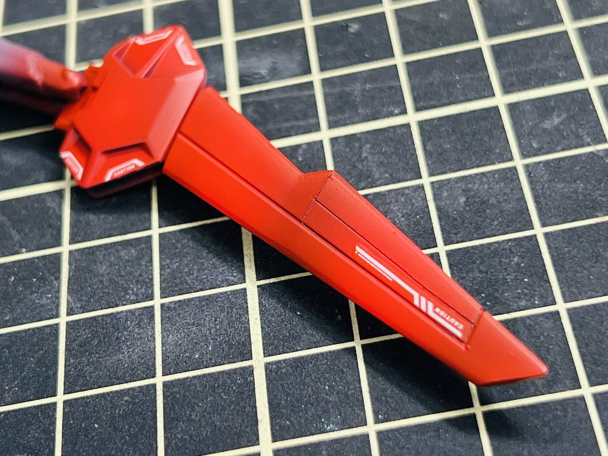 tomoharuzaitsu's tweet photo. 現物が届いたので早速デカール を使ってみました👏
ライトグレーのデカール ！
白いデカール はくっきりしすぎるなあと思ってたのでこの色めっちゃよいす！

あと黄色のデカール ！
写真でわかりずらいですがスカイブルー下地に貼るといい差し色をだしてくれます！

あとブラックのデカール は
RAYVE塗料2色の上に使うとすごく良いそうで、こちらは今度ためします！

のこり10セットになってましたのでぜひっ

#よかも #よかも7