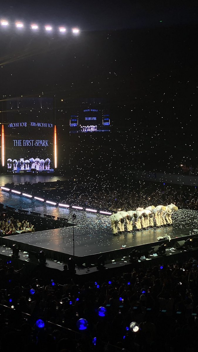 shining_foha's tweet photo. This pic is soooo magical .✦ ݁˖ ᢉ𐭩

#THE_FIRST_SPARK_IN_MANILA
#AHOF  #아홉 https://t.co/M9YCBWPJrF