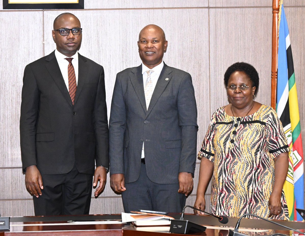 henrymusasizi1's tweet photo. I have tasked Economic Policy Research Centre (EPRC) to focus on generating evidence-based economic policy research and analysis that will support Uganda to achieve a 500-billion-dollar economy by 2040.

@EPRC_official was established in 1993 by @mofpedU and @Makerere to build in-country policy research capacity and has since become Uganda’s leading economic policy think tank.

Evidence-based research is critical for policy makers to make informed decisions on the socio-economic transformation of the country, adding that there is need for more evidence-based research to ensure the anchor sectors (ATMS) deliver Uganda’s tenfold growth. 

 While meeting the Board and Management of Economic Policy Research Centre (EPRC) at @mofpedU I also urged them to produce evidence based research to spur Uganda’s tenfold growth agenda