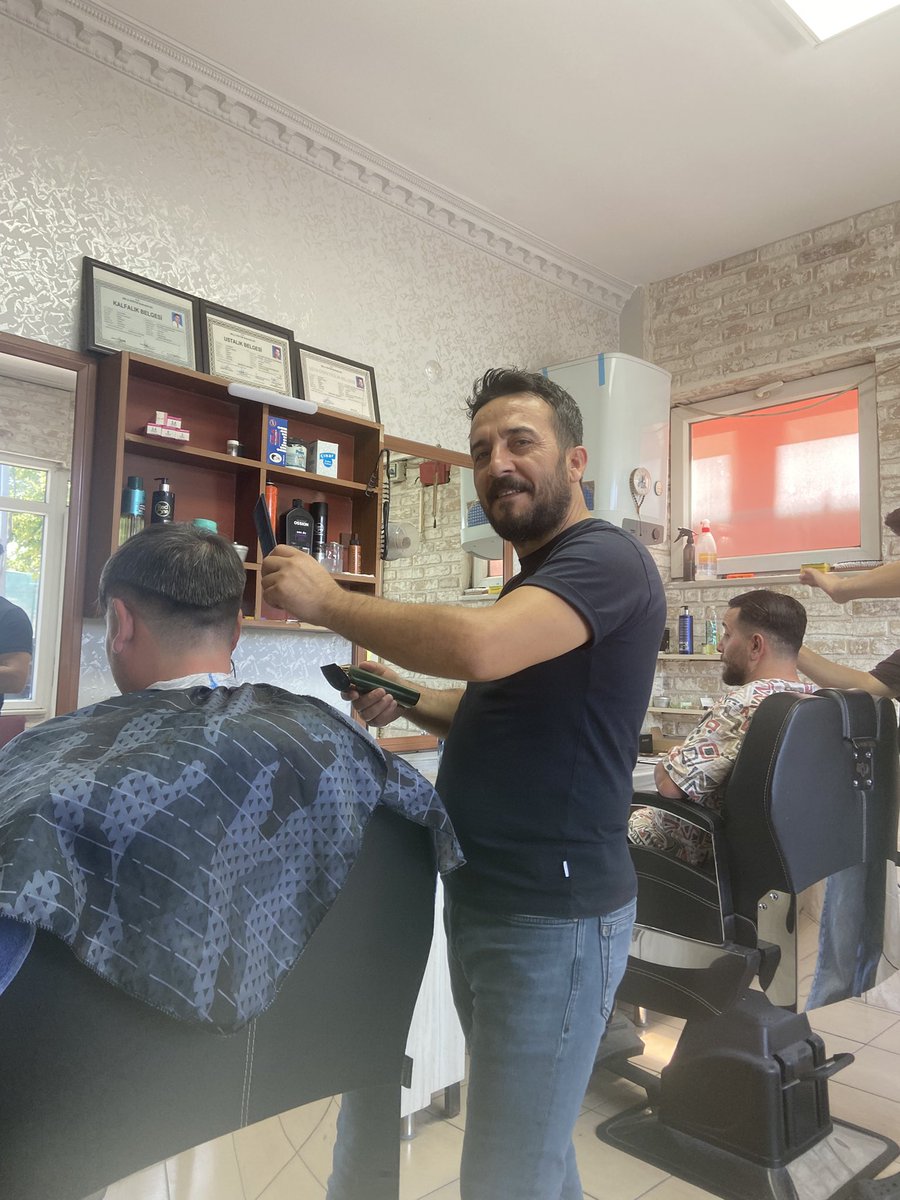 ozarslan_orhan's tweet photo. @ogretmensitemiz Öğretmen arkadaşım şuan berberdeyım yazını okudum sesli olarak https://t.co/VgkYO5am42
