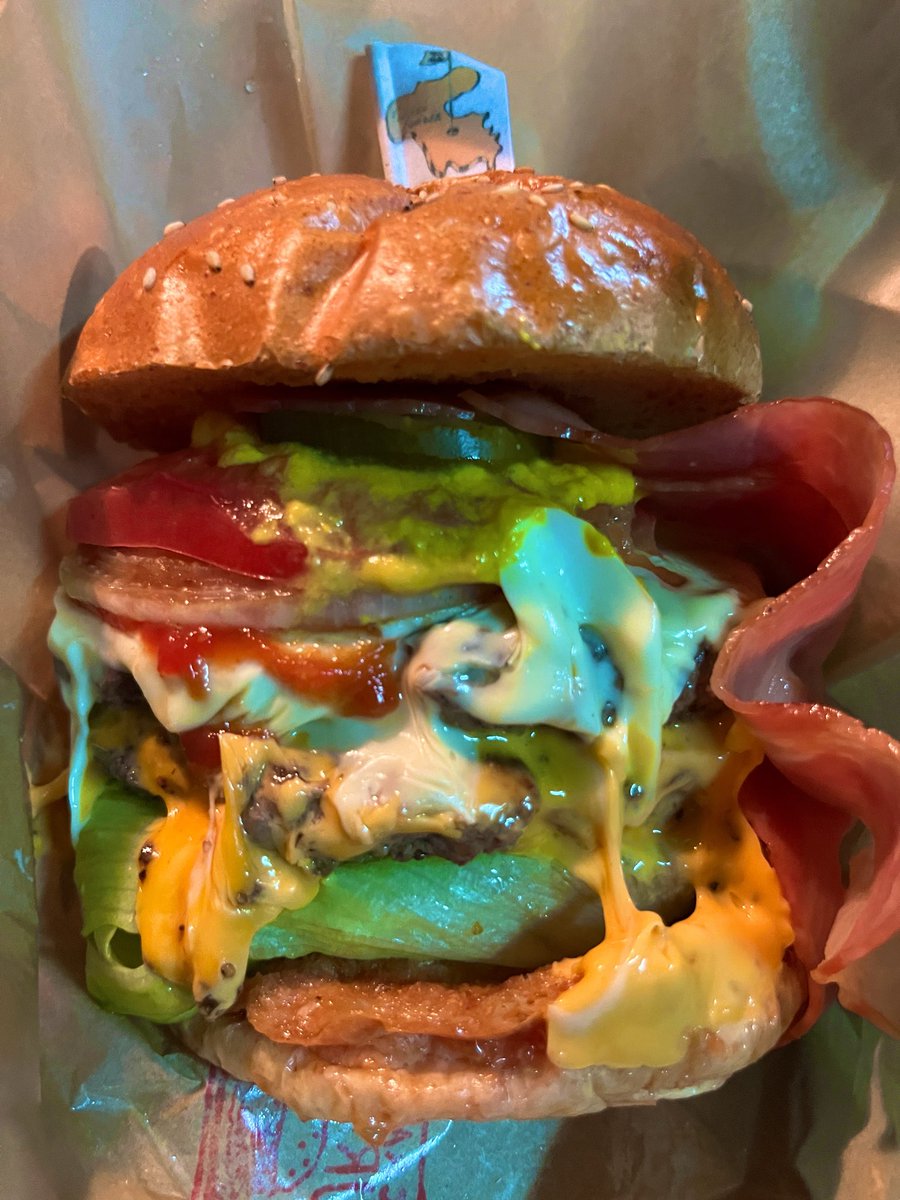 Peace8969's tweet photo. たまたま夏休みでした🌻
#crazyburger https://t.co/qQN5X6dbYU