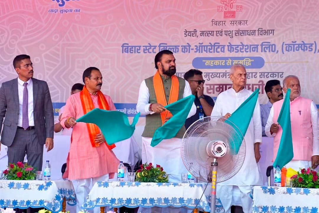 samrat4bjp's tweet photo. नालंदा के बिहारशरीफ में डेयरी, मत्स्य एवं पशु संसाधन विभाग द्वारा आयोजित कार्यक्रम में 20 मीट्रिक टन प्रतिदिन क्षमता वाले दही एवं लस्सी प्लांट, COMFED संचालित HPCL पेट्रोल पंप एवं सुधा कैफेटेरिया का शिलान्यास किया। साथ ही 300 खुदरा विक्रेताओं के बीच डीप फ्रीजर वितरित किए, 8 पशु उठाव परिवहन वाहनों को हरी झंडी दिखाकर रवाना किया तथा पशुपालकों के प्रशिक्षण कार्यक्रम का शुभारंभ किया।

बिहार को दुग्ध उत्पादन के क्षेत्र में नई ऊंचाइयों पर ले जाने के लिए 1 करोड़ लीटर प्रतिदिन दुग्ध उत्पादन का लक्ष्य निर्धारित किया गया है। 'सुधा' को अंतरराष्ट्रीय ब्रांड बनाने, नालंदा को प्रमुख डेयरी प्रोसेसिंग हब के रूप में विकसित करने, बकरी पालन को प्रोत्साहन देने हेतु अलग से फेडरेशन बनाने तथा प्रत्येक प्रखंड में प्रधानमंत्री पशु जन औषधि केंद्र स्थापित करने की दिशा में सरकार तेज़ी से कार्य कर रही है।