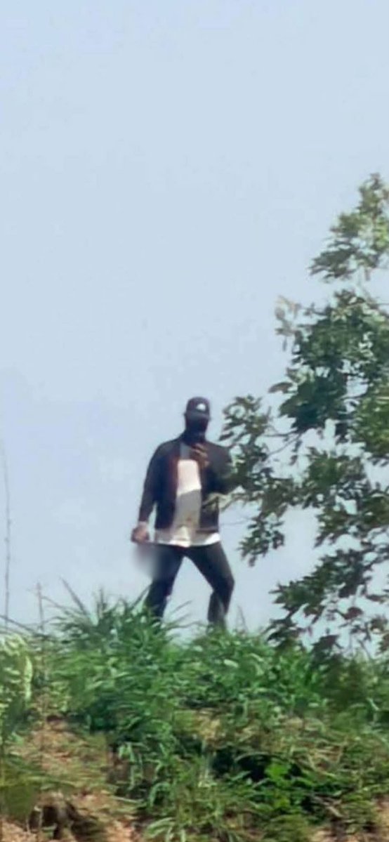 zsar14940693's tweet photo. หลังจากมีกระแส บ่อขยะกากอุตสาหกรรม ก็จะมีชายชุดดำมาคอยเฝ้าตามสถานที่ต่างๆ ไม่ให้คนเข้าไปเก็บข้อมูลจากภาพเห็นอาวุธในมือขวาชัดเจน (ขอเบลอไว้หน่อย) มันแสดงให้เห็นว่า กลุ่มทุนจีนไม่สนใจ ไม่เกรงกลัวกฎหมายเลย
น้ำใต้พื้นดินในพื้นที่ใกล้เคียงบ่อขยะ ก็กลายเป็นน้ำปนเปื้อนสารเคมีไปแล้ว 😱
#ขยะกากอุตสาหกรรม