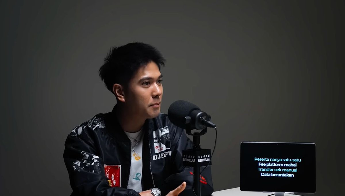 insidefolkative's tweet photo. Iqbaal: Kalau udah berdoa tapi belom dikabulkan mungkin memang mungkin belom waktunya sih 

gue percaya banget itu, 

banyak banget kok doa-doa gue yang dikabulkan sama Tuhan banyak juga doa-doa gue yang belum atau tidak dikabulkan gitu, 

tapi gue diajarin untuk percaya bahwa timing-nya pasti tepat deh jadi kalau lo dikasih berarti memang lo udah siap dengan segala konsekuensi yang membuntutinya ya kalau mengutip dari bumi manusia gitu, 

tapi kalau lo ngga dikasih bisa jadi memang ada sesuatu yang lebih baik atau memang takutnya kalau lu dikasih lu malah jadi tinggi hati atau akan ada marah bencana justru yang akan apa namanya melibatkan lu gitu kalau lu dikasih hal-hal kayak gitu-gitu jadi percaya aja kalau semuanya udah diatur pasti.