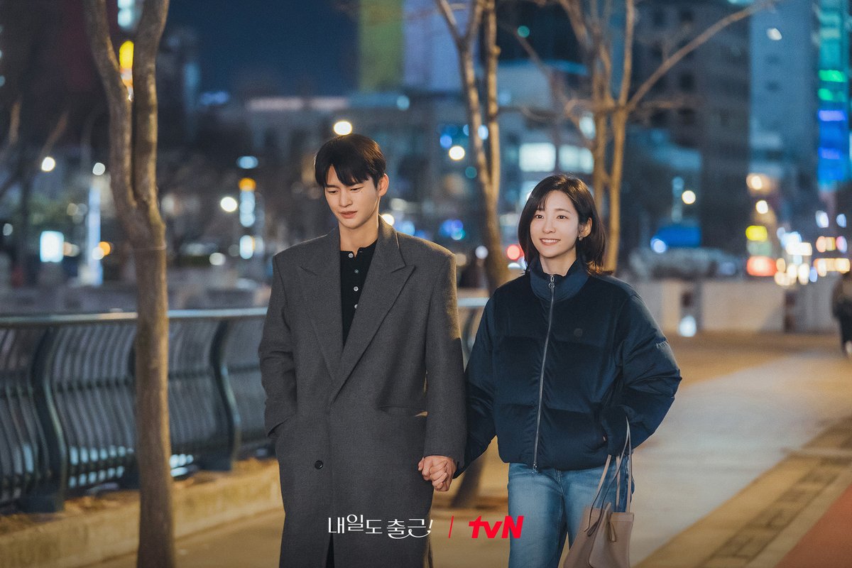 CJnDrama's tweet photo. "오늘을 살아내고, 또 내일을 향해 나아가겠죠.
모든 시청자의 내일을 진심으로 응원하겠습니다!"

오랫동안 기억될 시우와 지윤의 이야기
마지막 출근까지 함께해 주세요💼💙

오늘 저녁 8:50 최종화ㅣtvN

#즐거움엔20tvN #내일도출근! #SeeYouatWorkTomorrow!
#tvN #Wavve #웨이브 https://t.co/bIcFRXxZ7b