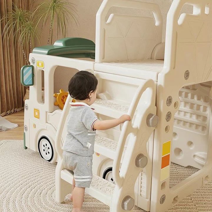 yukiyan33678's tweet photo. いや、これ絶対に子供が離れなくなるやつじゃん。
バス型の遊具にすべり台とバスケゴールまでついてて、室内でここまでできるの知らなかった。親の方が興奮してる。 https://t.co/w3iO2Oby0e
