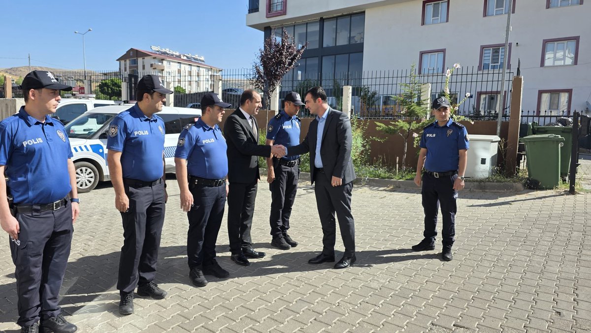 solhankymk's tweet photo. Kaymakamımız Sayın Okan AYAZ kurum ziyaretleri kapsamında İlçe Emniyet Müdürlüğünü ziyaret etti. Ziyarette kurumun işleyişi hakkında İlçe Emniyet Müdürü V. Başkomiser Hasan BONCUK'tan bilgi alan Kaymakamımız personele çalışmalarında başarılar diledi. https://t.co/E3xZGnkt1M