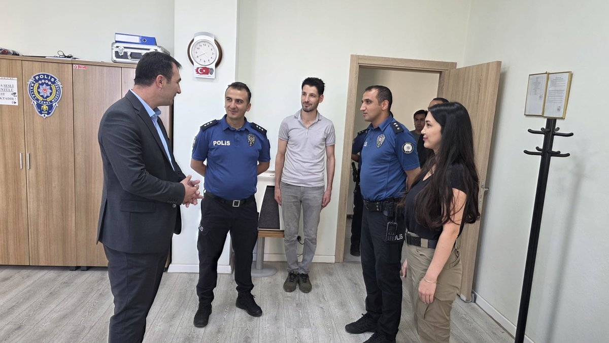 solhankymk's tweet photo. Kaymakamımız Sayın Okan AYAZ kurum ziyaretleri kapsamında İlçe Emniyet Müdürlüğünü ziyaret etti. Ziyarette kurumun işleyişi hakkında İlçe Emniyet Müdürü V. Başkomiser Hasan BONCUK'tan bilgi alan Kaymakamımız personele çalışmalarında başarılar diledi. https://t.co/E3xZGnkt1M