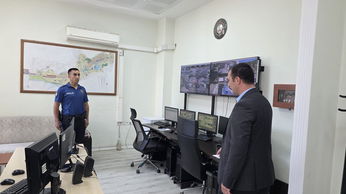 solhankymk's tweet photo. Kaymakamımız Sayın Okan AYAZ kurum ziyaretleri kapsamında İlçe Emniyet Müdürlüğünü ziyaret etti. Ziyarette kurumun işleyişi hakkında İlçe Emniyet Müdürü V. Başkomiser Hasan BONCUK'tan bilgi alan Kaymakamımız personele çalışmalarında başarılar diledi. https://t.co/E3xZGnkt1M